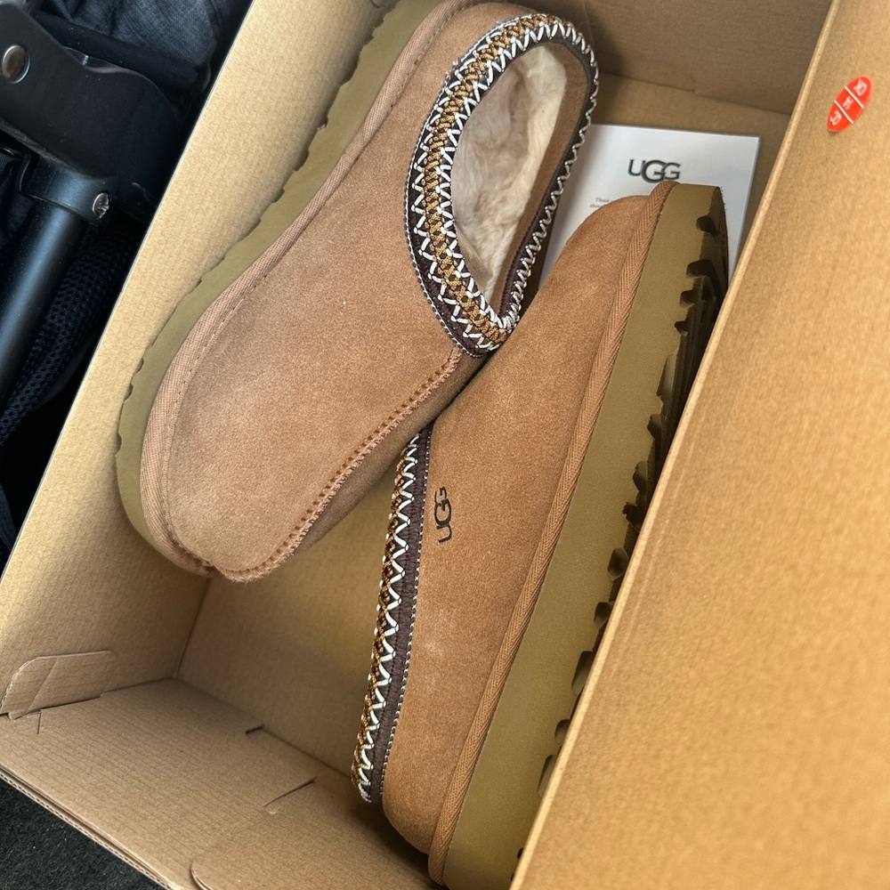 Ugg tasman size 6 never worn